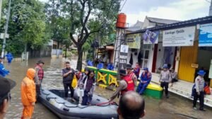 Hujan Deras Sebabkan Kawasan Kemang dan Pondok Karya Terendam Banjir