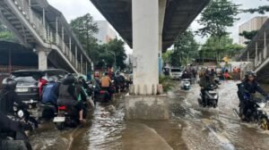 Banjir di Pesanggrahan Hambat Distribusi dan Aktivitas Warga