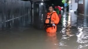 Banjir Hingga 1,2 Meter Rendam Villa Tomang Baru, Ratusan KK di Pasar Kemis Terdampak