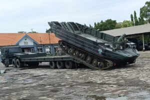 Prajurit Yonkapa 2 Marinir Asah Kemampuan Naik Turun Ranpur di Opleger