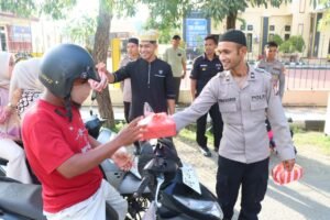 Sinergi Polisi dan Ojek Pangkalan, Aksi Sosial Takjil Gratis Polres Kepulauan Sula Disambut Antusias Warga