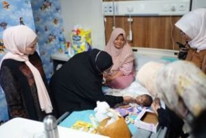 Sentuhan Kemanusiaan di Rumah Sakit, TP PKK dan DWP Riau Beri Dukungan untuk Anak Sakit dan Piatu