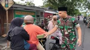 Prajurit Korem 152/Baabullah Bagikan Takjil, Pererat Kedekatan dengan Masyarakat