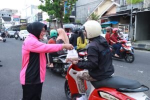 Polres Ternate dan Bhayangkari Bagikan Takjil, Pererat Silaturahmi di Bulan Ramadan