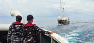 TNI AL Evakuasi Kapal Pesiar KLM Sanya Pacific High di Perairan Raja Ampat