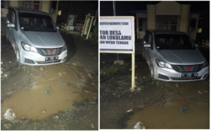 Bukan Tempat Parkir ini Halaman Kantor Desa Lukulamo ; Rusak Akibat Mobil Parkir Sembarangan