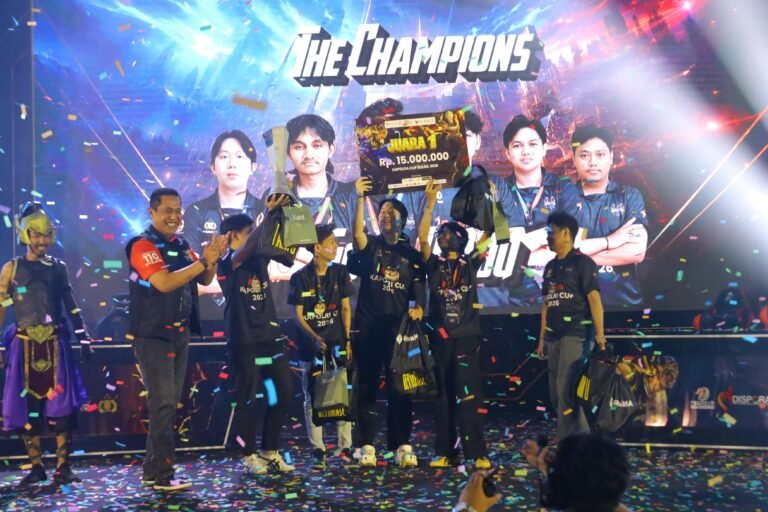 Closing Ceremony Tournament E-Sport Kapolda Cup Road to Kapolri Cup 2026, Kapolda Sulsel Serahkan Piala Bergili