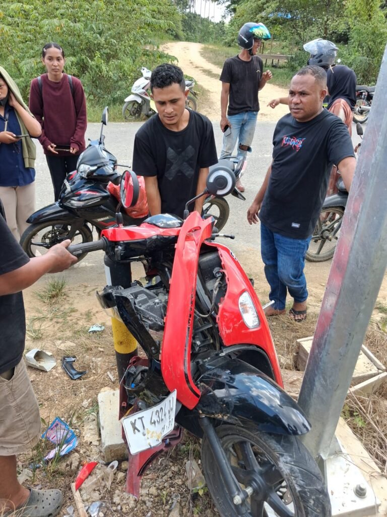 KECELAKAAN LALU LINTAS: PENGENDARA RODA DUA BERTABRAK DI DUMARING, TIGA ORANG JADI KORBAN