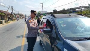 Semarak HUT RI ke-81, Polsek Loa Janan Bagikan Bendera Merah Putih kepada Warga