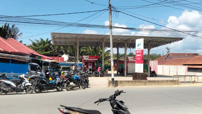 Antrian panjang di PERTASHOP warga menunggu berjam-jam