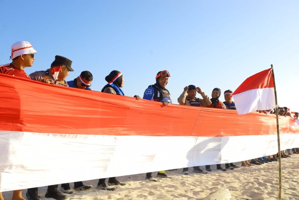 Semarak HUT ke-81 RI, Kapolda Sulsel Kibarkan Bendera Merah Putih di Wilayah Kepulauan Makassar