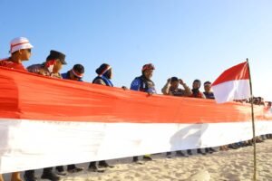 Semarak HUT ke-81 RI, Kapolda Sulsel Kibarkan Bendera Merah Putih di Wilayah Kepulauan Makassar